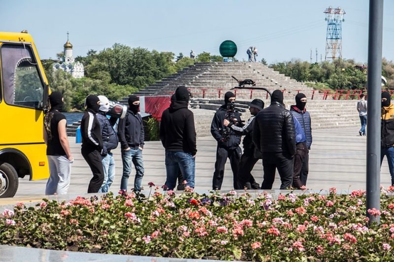 Десятки людей в балаклавах: что происходило на Фестивальном причале 1
