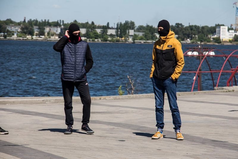 Десятки людей в балаклавах: что происходило на Фестивальном причале 2