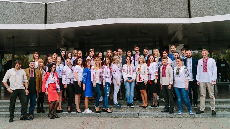 На Фестивальном причале провели флешмоб ко Дню вышиванки 4