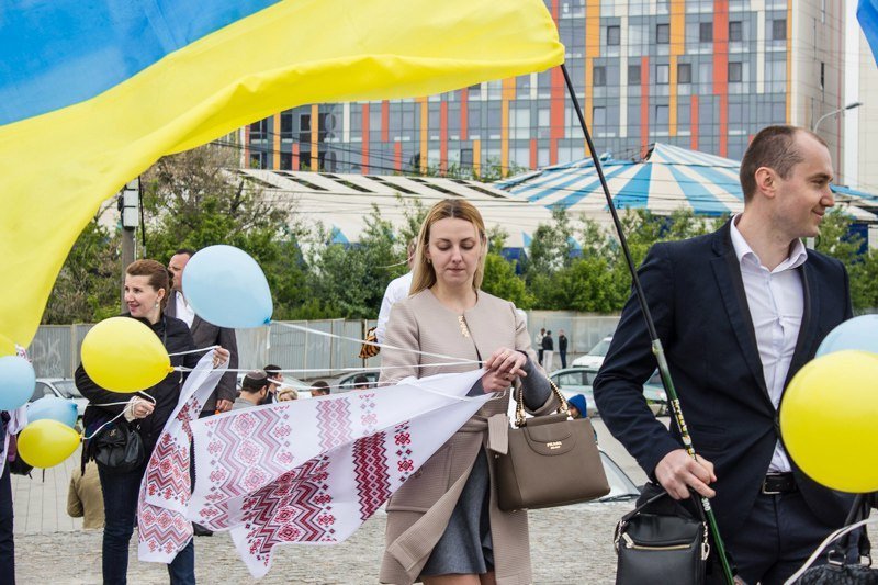 На Фестивальном причале провели флешмоб ко Дню вышиванки 8