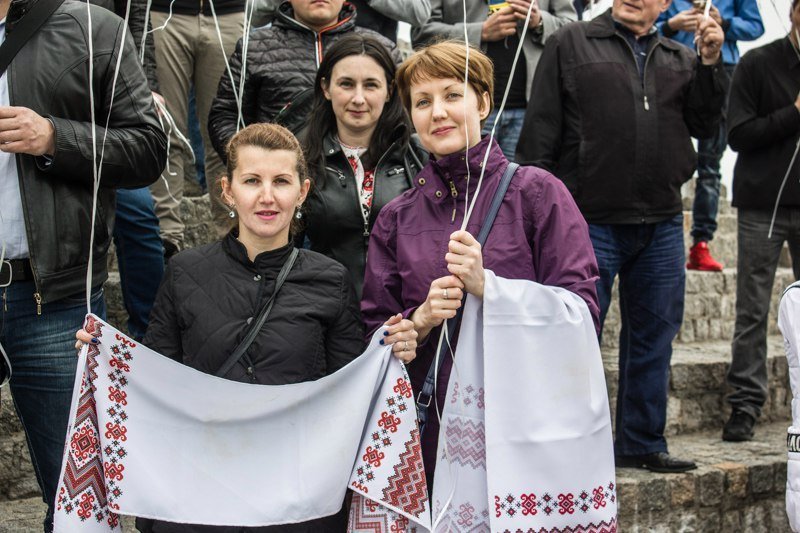 На Фестивальном причале провели флешмоб ко Дню вышиванки 9