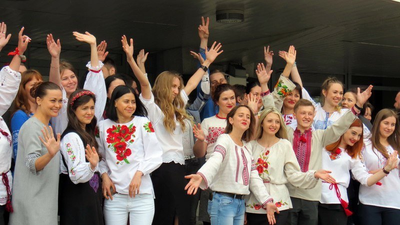 На Фестивальном причале провели флешмоб ко Дню вышиванки 17