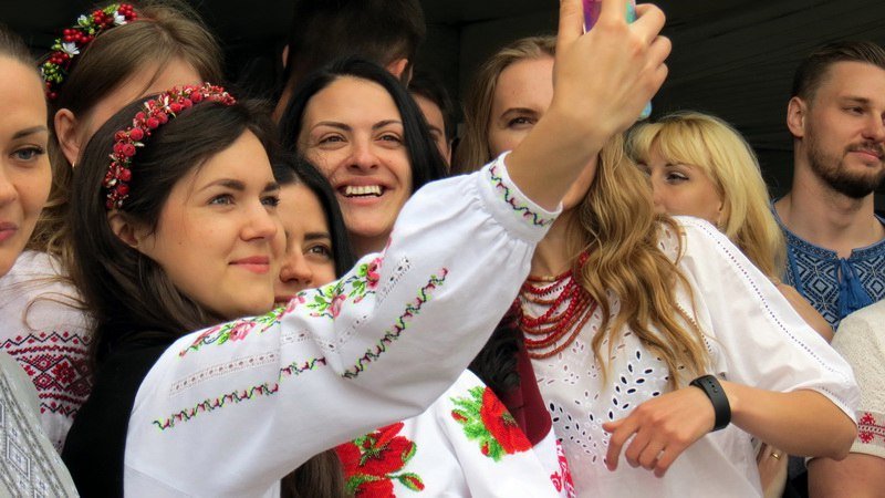 На Фестивальном причале провели флешмоб ко Дню вышиванки 18