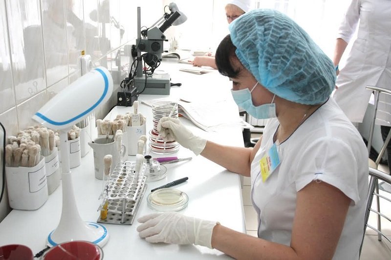 Представители Днепровского горсовета посетили современную бактериологическую лабораторию на базе городской клинической больницы № 9 1