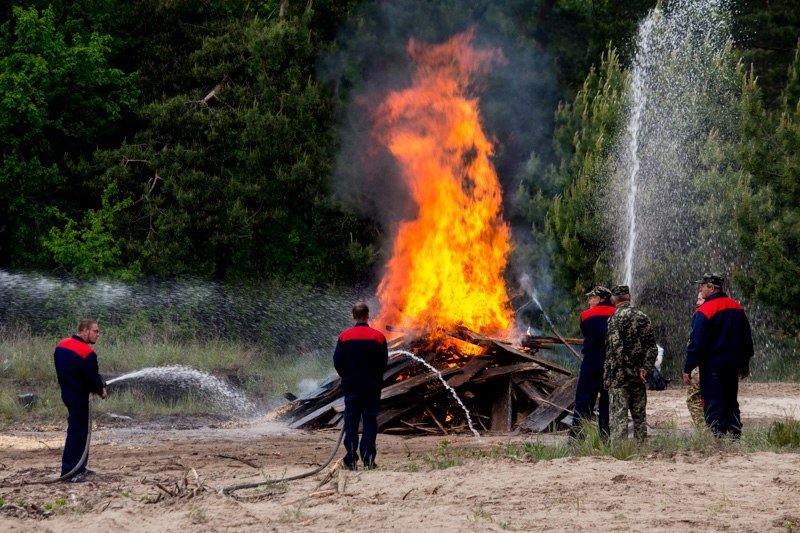 Огонь, пожарная техника и сотни спасателей: что происходило на военном полигоне под Днепром 10
