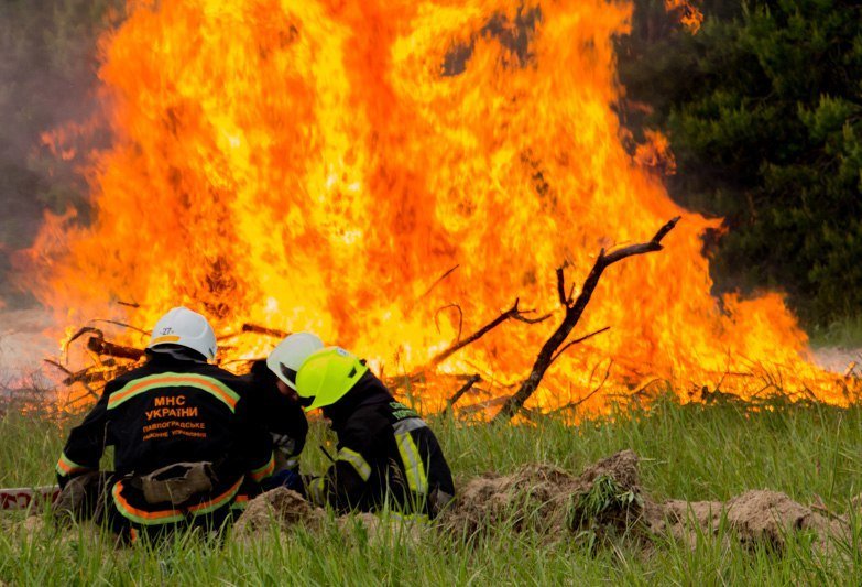 Огонь, пожарная техника и сотни спасателей: что происходило на военном полигоне под Днепром 11