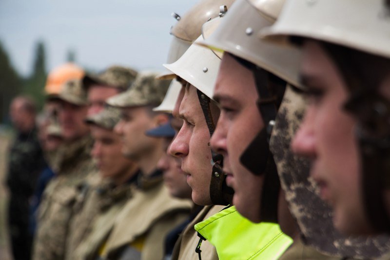 Огонь, пожарная техника и сотни спасателей: что происходило на военном полигоне под Днепром 14