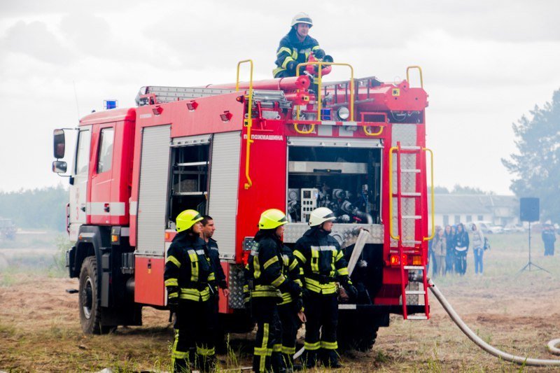 Огонь, пожарная техника и сотни спасателей: что происходило на военном полигоне под Днепром 18