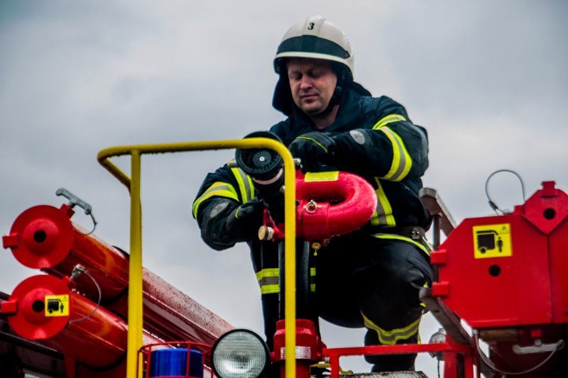 Огонь, пожарная техника и сотни спасателей: что происходило на военном полигоне под Днепром 20