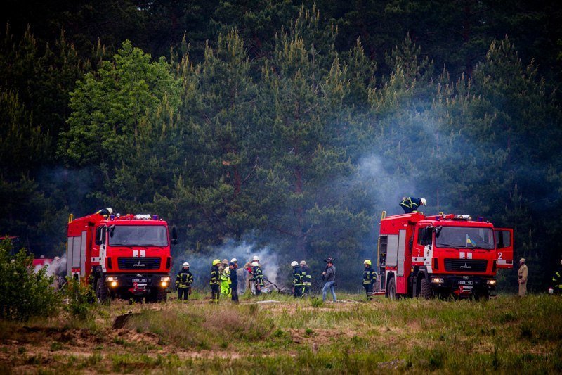 Огонь, пожарная техника и сотни спасателей: что происходило на военном полигоне под Днепром 23