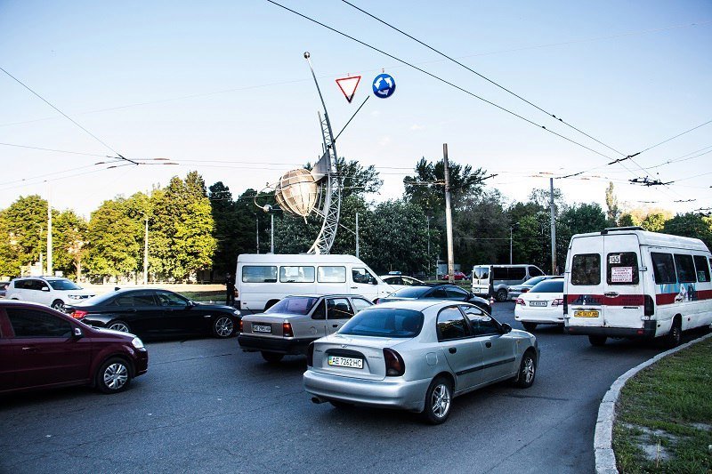 Новые знаки - новые проблемы: на кольце возле Дафи столкнулись Daewoo и Renault 7