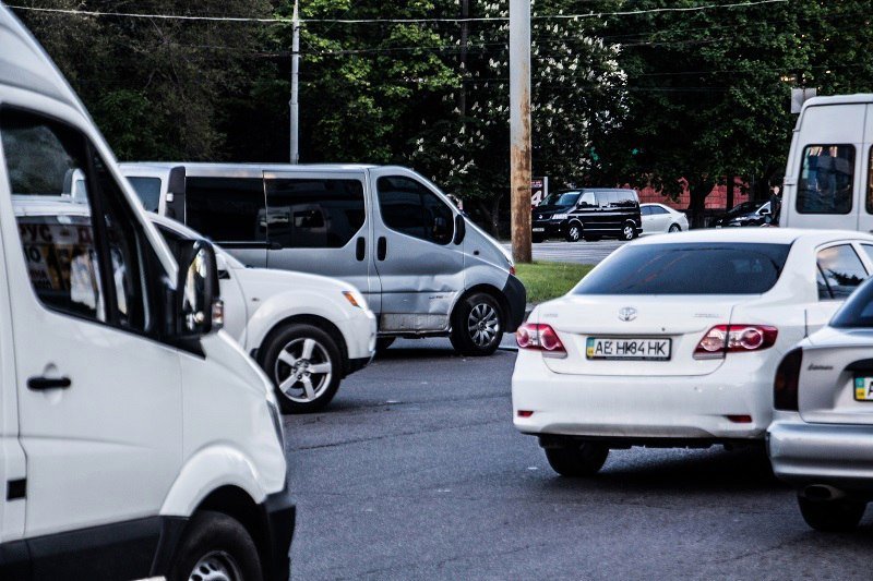 Новые знаки - новые проблемы: на кольце возле Дафи столкнулись Daewoo и Renault 8