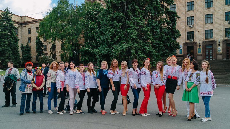Ленты, маки и флаги: на площади в центре Днепра горожане отмечали День вышиванки 1
