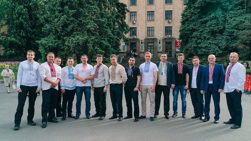 Ленты, маки и флаги: на площади в центре Днепра горожане отмечали День вышиванки 2