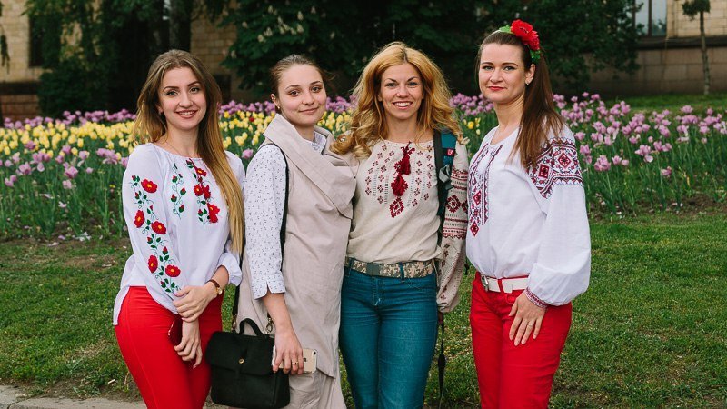 Ленты, маки и флаги: на площади в центре Днепра горожане отмечали День вышиванки 3