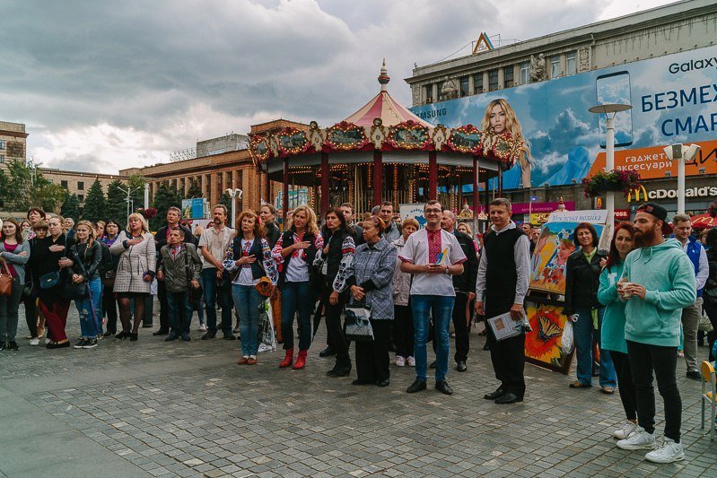 Ленты, маки и флаги: на площади в центре Днепра горожане отмечали День вышиванки 5
