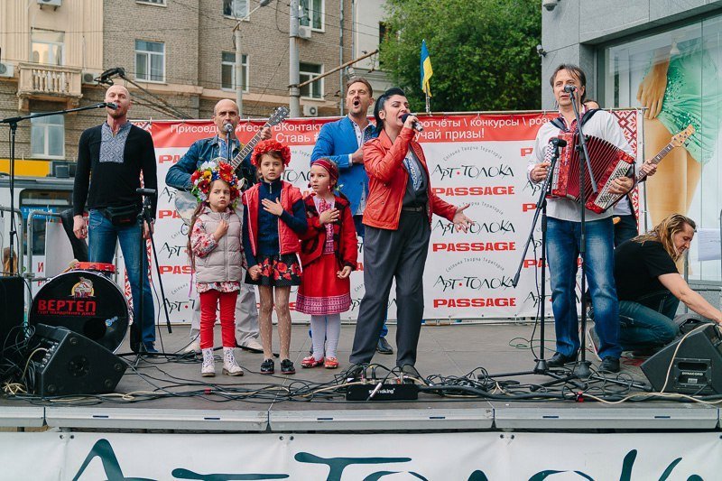 Ленты, маки и флаги: на площади в центре Днепра горожане отмечали День вышиванки 6