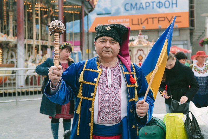 Ленты, маки и флаги: на площади в центре Днепра горожане отмечали День вышиванки 7