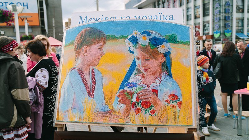 Ленты, маки и флаги: на площади в центре Днепра горожане отмечали День вышиванки 8