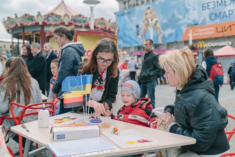 Ленты, маки и флаги: на площади в центре Днепра горожане отмечали День вышиванки 9