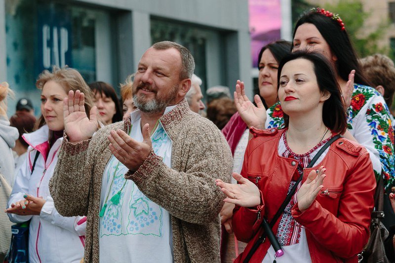 Ленты, маки и флаги: на площади в центре Днепра горожане отмечали День вышиванки 10