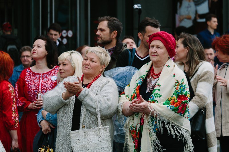 Ленты, маки и флаги: на площади в центре Днепра горожане отмечали День вышиванки 11