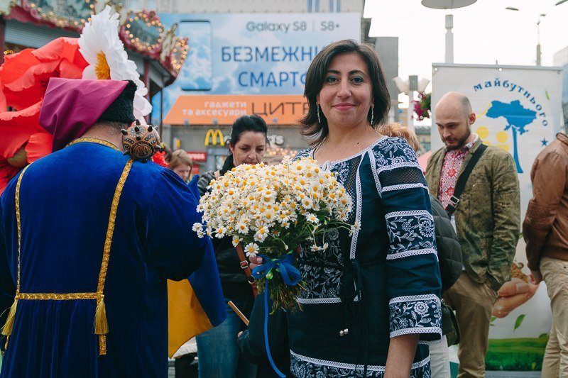 Ленты, маки и флаги: на площади в центре Днепра горожане отмечали День вышиванки 14