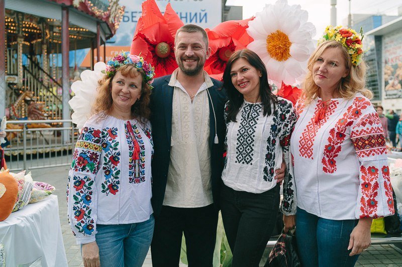 Ленты, маки и флаги: на площади в центре Днепра горожане отмечали День вышиванки 16