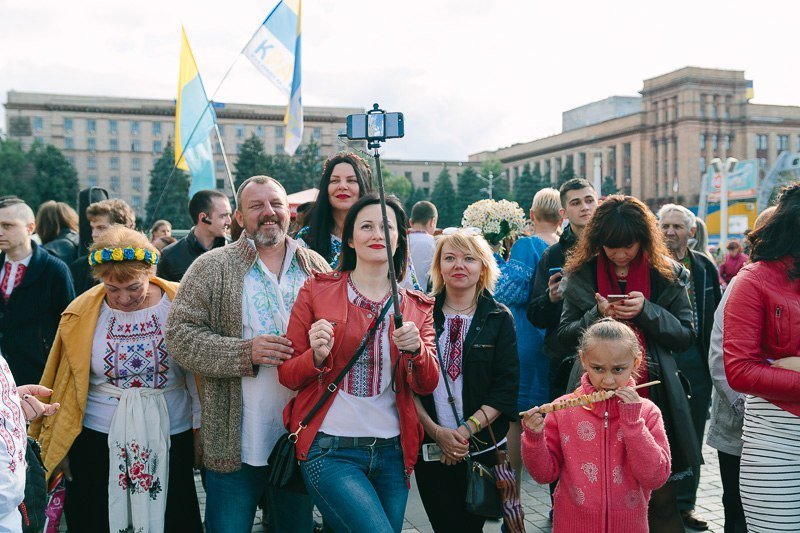Ленты, маки и флаги: на площади в центре Днепра горожане отмечали День вышиванки 19