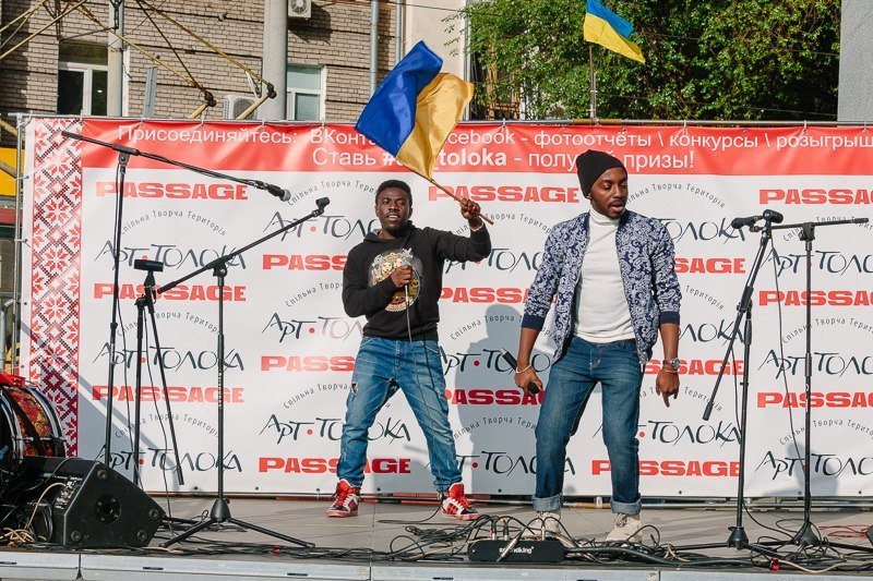 Ленты, маки и флаги: на площади в центре Днепра горожане отмечали День вышиванки 20