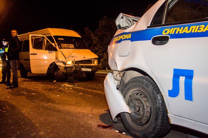 ДТП на Набережной с участием маршрутки: в больнице оказались три человека 1