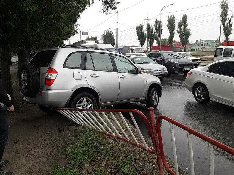 Тройное ДТП на Донецком шоссе: столкнулись Geely, Cherry и Citroen 3