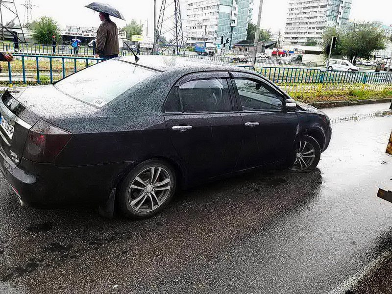 Тройное ДТП на Донецком шоссе: столкнулись Geely, Cherry и Citroen 6