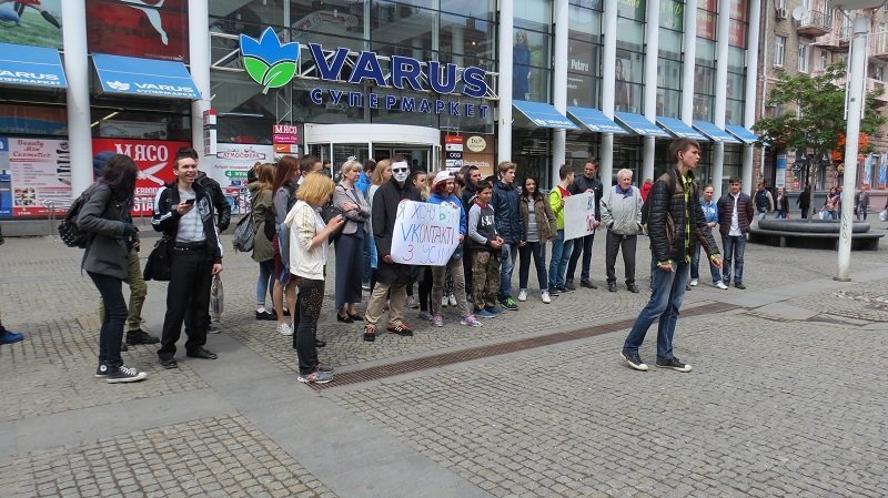 Верните нам ВК: в центре Днепра прошел митинг против запрета социальных сетей 1