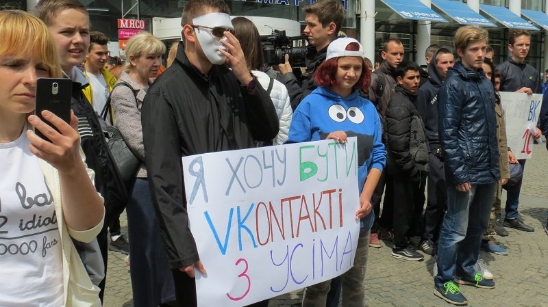 Верните нам ВК: в центре Днепра прошел митинг против запрета социальных сетей 10