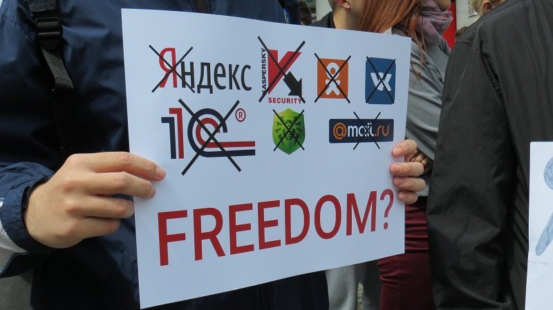 Верните нам ВК: в центре Днепра прошел митинг против запрета социальных сетей 12