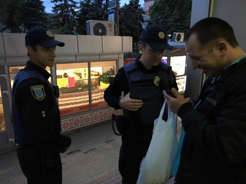 Мужчина без сознания в Альфа-Банке, полиция и скорая: что происходило на проспекте Поля 1