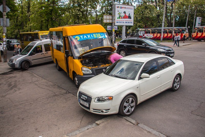 ДТП на Яворницкого: на злосчастном перекрестке не поделили дорогу маршрутка и Audi 1