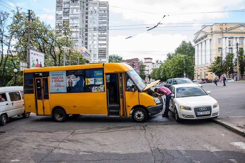 ДТП на Яворницкого: на злосчастном перекрестке не поделили дорогу маршрутка и Audi 2