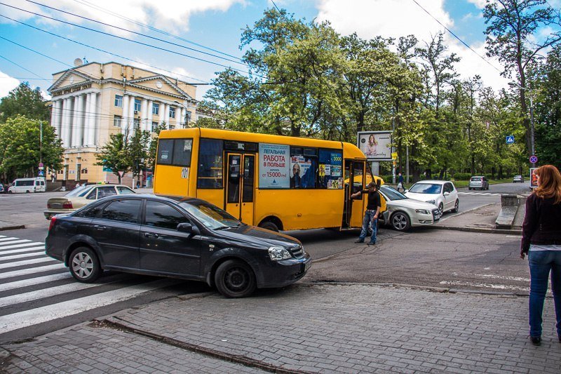 ДТП на Яворницкого: на злосчастном перекрестке не поделили дорогу маршрутка и Audi 3