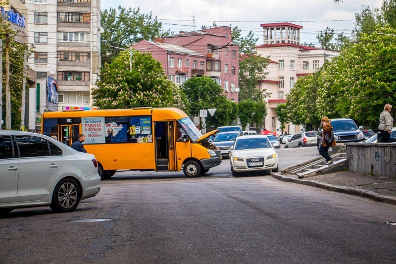 ДТП на Яворницкого: на злосчастном перекрестке не поделили дорогу маршрутка и Audi 5