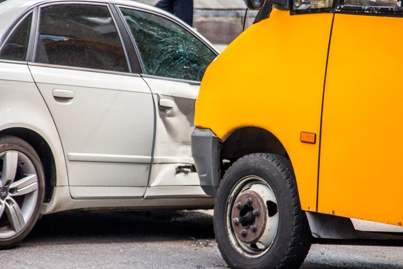 ДТП на Яворницкого: на злосчастном перекрестке не поделили дорогу маршрутка и Audi 6