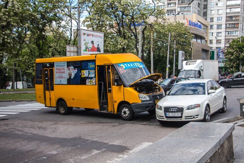 ДТП на Яворницкого: на злосчастном перекрестке не поделили дорогу маршрутка и Audi 7