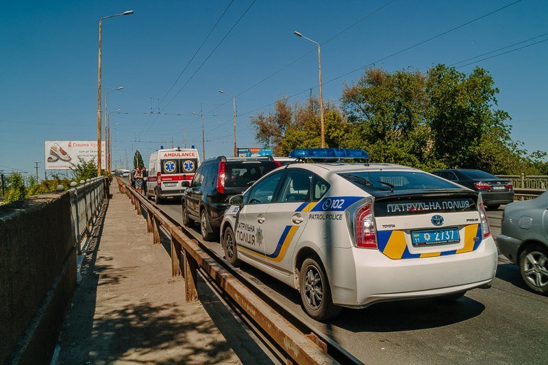 На Старом мосту столкнулись Lexus и Mitsubishi: образовалась пробка 4