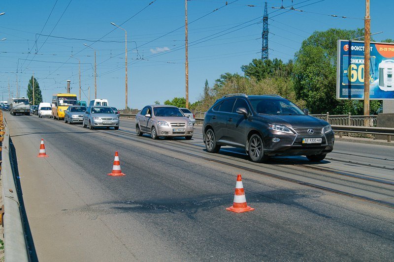 На Старом мосту столкнулись Lexus и Mitsubishi: образовалась пробка 5