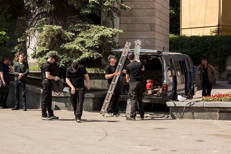 Теперь я видел все: мэр Днепра Филатов лично снес билборд возле горсовета 1