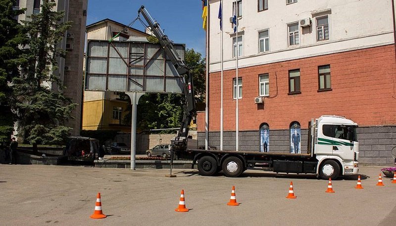 Теперь я видел все: мэр Днепра Филатов лично снес билборд возле горсовета 2