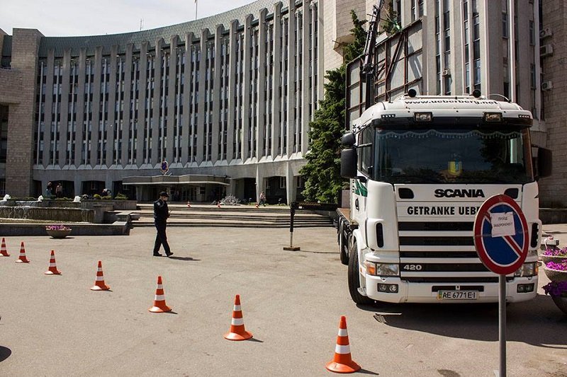 Теперь я видел все: мэр Днепра Филатов лично снес билборд возле горсовета 3