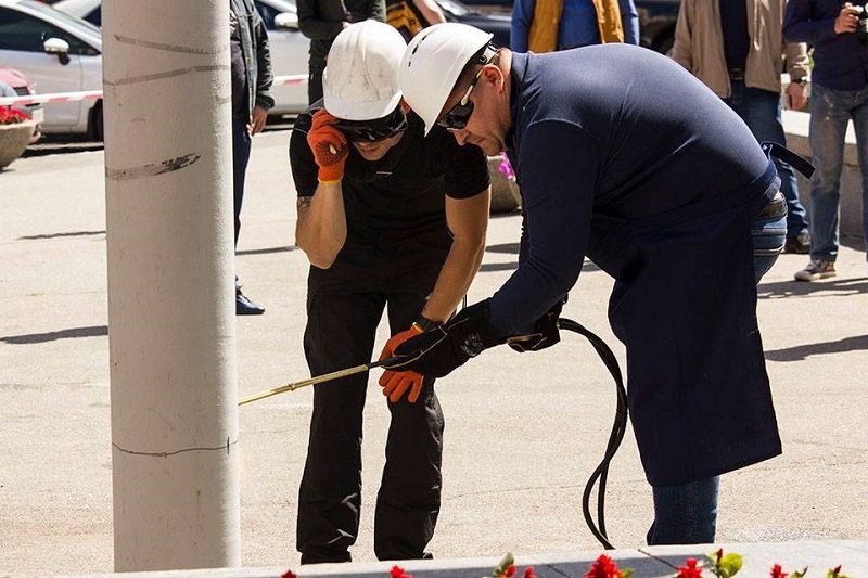 Теперь я видел все: мэр Днепра Филатов лично снес билборд возле горсовета 4