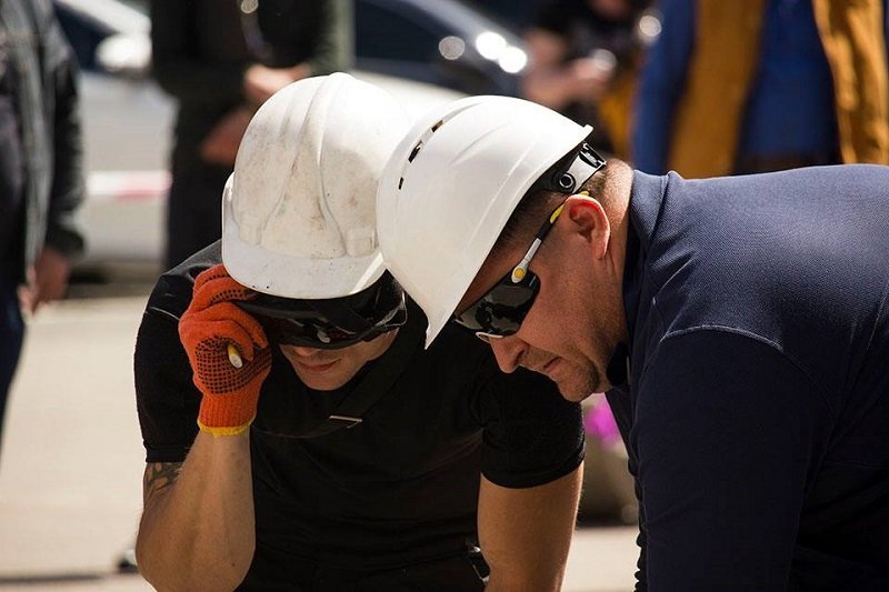 Теперь я видел все: мэр Днепра Филатов лично снес билборд возле горсовета 5